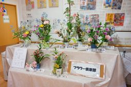 花と掲示板のエントランス