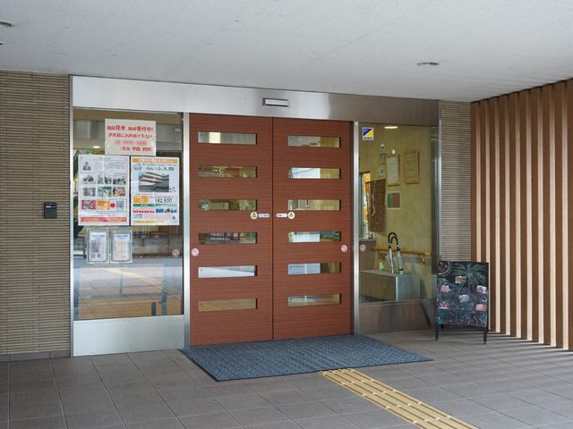 施設の入り口 玄関 ゆったりとしたエントランスは、入りやすい構造になっており、訪れるすべての人に安心感を提供します。