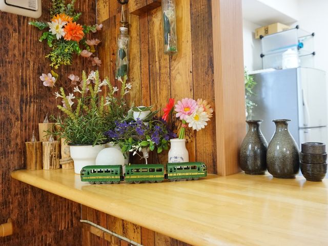 和風装飾のある空間 ダイニング 手入れされた鉢植えや小物が飾られた心地よい空間です。訪れた人々に穏やかな時間を提供してくれます。