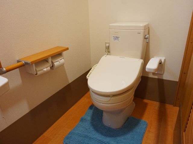 バリアフリートイレ設備 トイレ 手すり付きのトイレは、安心してご使用いただける設計になっており、快適な生活をサポートします。