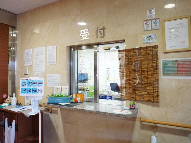受付の明るい風景 受付 開放的で明るい受付周りは、初めての方でも安心してご利用いただけるよう配慮されています。スタッフが常駐し、笑顔でお出迎えします。