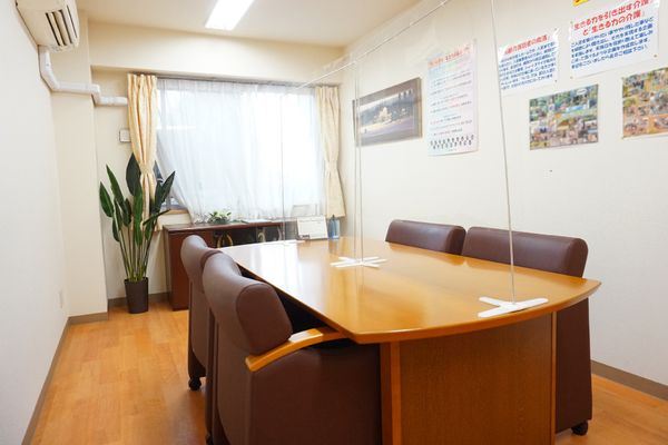 応接エリアの明るい空間