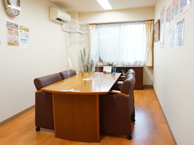 会議室のテーブルと椅子 共有スペース 十分なスペースを備え、掲示物が目に留まる多目的室です。円卓を取り囲む椅子はゆったりと配置され、快適な打ち合わせが行える環境になっています。