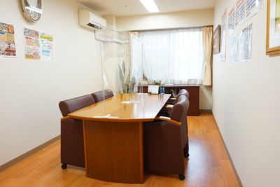 会議室のテーブルと椅子