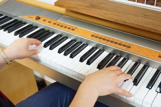 エレクトーンを弾く手