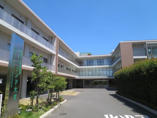 日差しが差し込む建物の外観