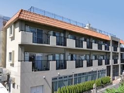 明るい外観の建物