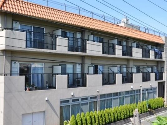 多階層のモダンな建物外観