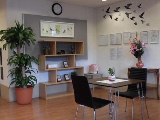 待合スペースの明るい風景