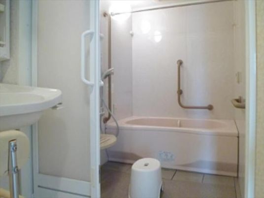 バリアフリー設計の浴室