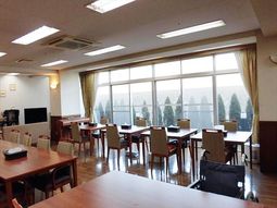 明るい食堂の様子