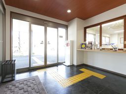 広々とした明るいエントランス