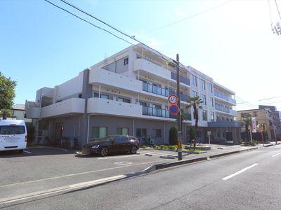 白い外壁の建物外観