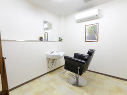 清潔な洗面所と椅子