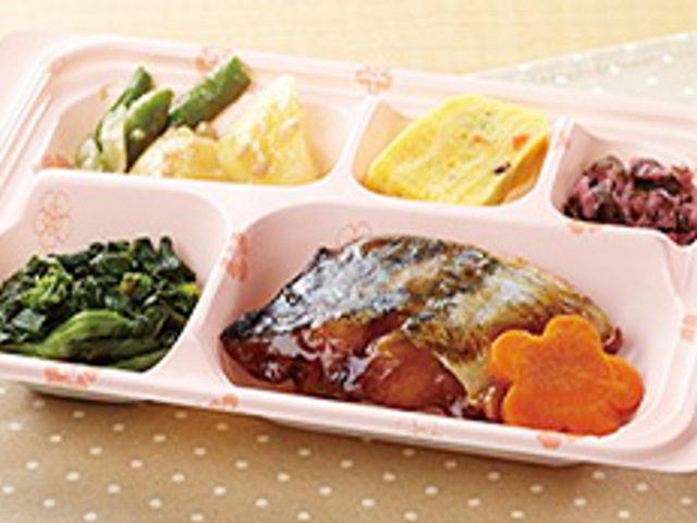 バランスの良い食事 料理 栄養バランスを考えた食事が提供されます。色とりどりの食材で食欲をそそります。