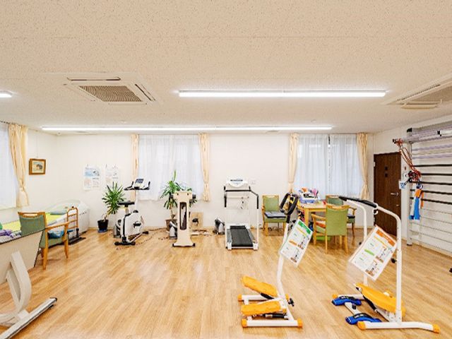 機能訓練室 機能訓練室 多様な訓練器具が揃う広々とした空間です。トレーニングを通じて健康維持がしやすくなっています。