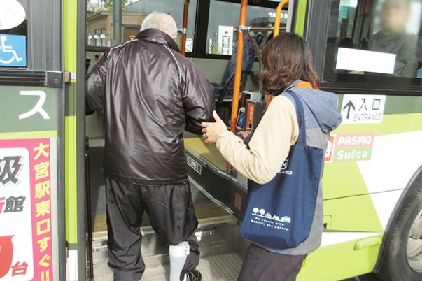 介助を受けてバスに乗る様子