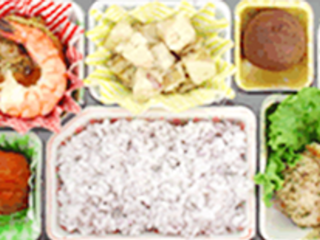 日替わりの食事トレイ 食堂 日替わりのメニューが揃った美味しい食事を提供し、栄養バランスも考慮されています。