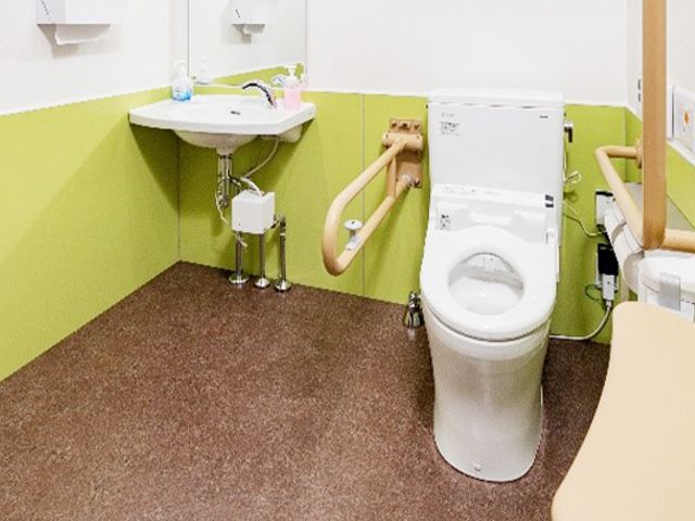 使いやすいトイレ トイレ 手すりが設置された安全な空間で、誰もが快適に利用できるトイレです。