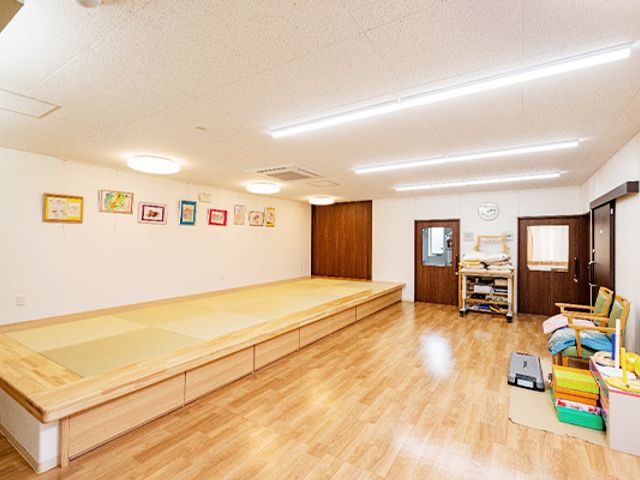 和室広間 多目的室 畳の広間は、リラックスできるスペースです。明るい光が差し込み、和やかな時間を過ごせます。