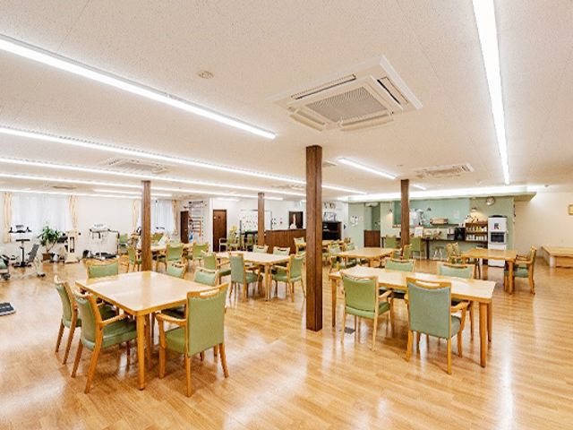 広々とした食堂 食堂 広々とした明るい空間の食堂では、ゆったりとした時間を過ごすことができます。
