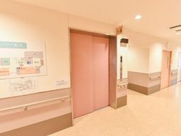 廊下のエレベーター前