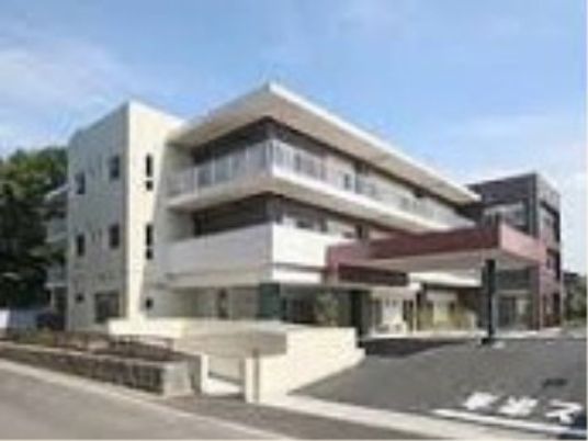 白と茶色のモダン外観