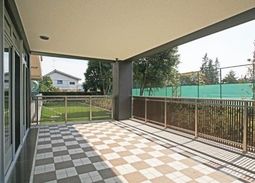 明るい中庭の風景