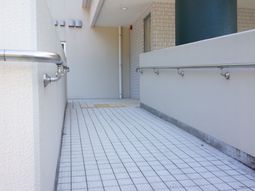 バリアフリーの廊下