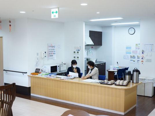 フロントのスタッフと機器