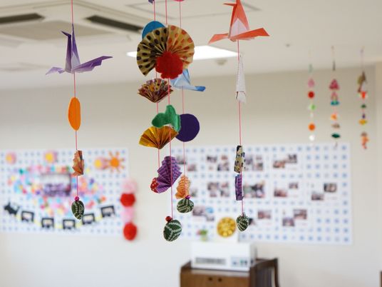 手作り飾りのつるされた空間