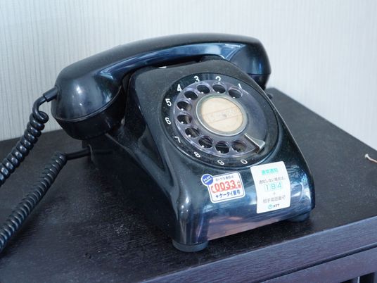黒いレトロな電話機