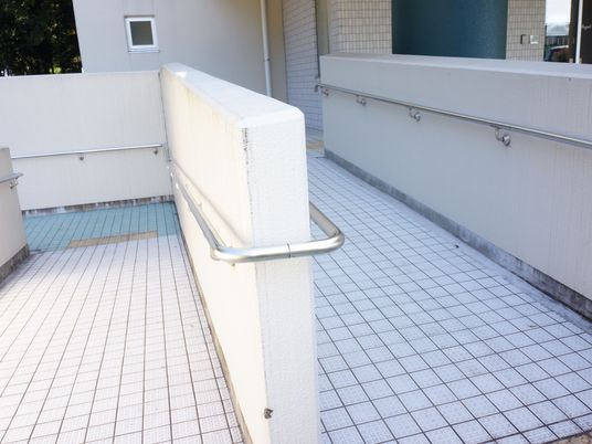 バリアフリー設計の廊下