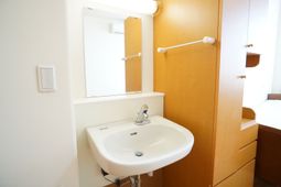 清潔な洗面台と鏡