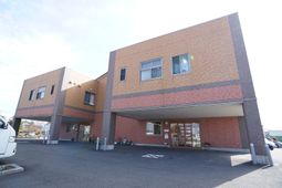 明るい日差しの外観