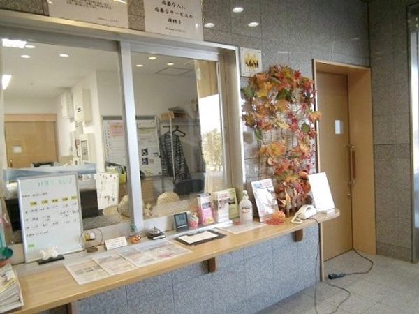 受付カウンターと掲示物