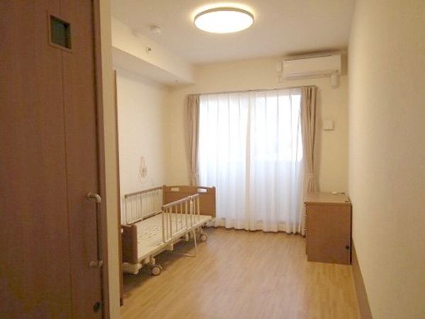 明るい個室の居室