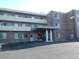 エントランスと建物の外観