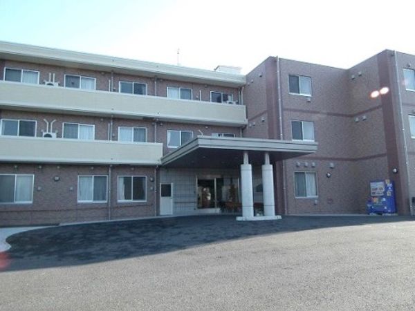 エントランスと建物の外観