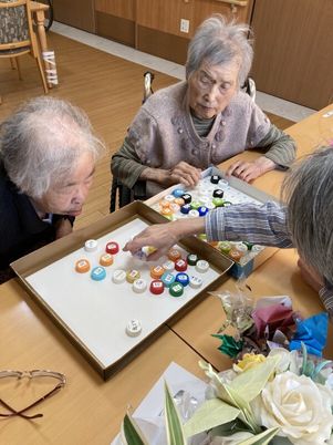 ゲームを楽しむ高齢者たち
