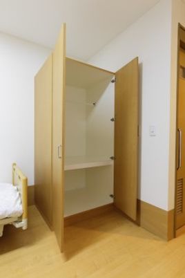 居室の開いたクローゼット