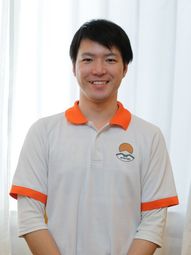 スタッフの笑顔と制服