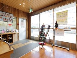 明るく木目調のエントランス