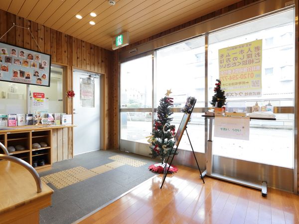 明るく木目調のエントランス
