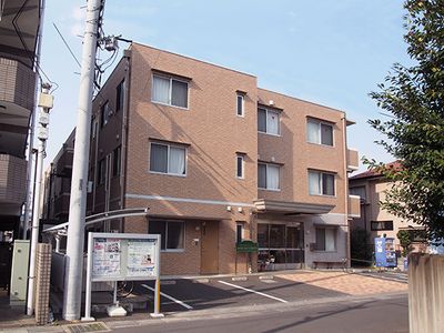 明るい外観の建物