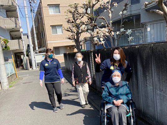 スタッフと利用者散歩中
