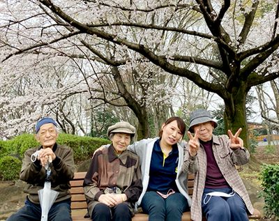 桜の木と笑顔の集い
