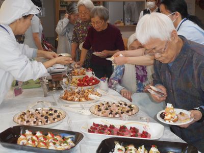 お祝いの食事風景