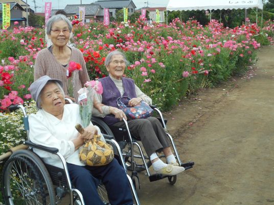 花畑と高齢の方々