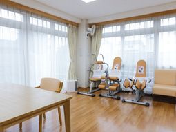 機能訓練用具と窓辺の空間